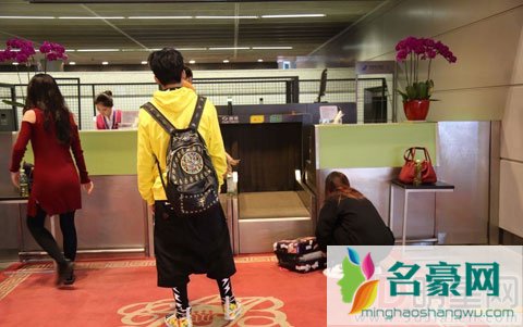 大张伟私生活中妻子是谁 大张伟现身机场与妻子秀恩爱