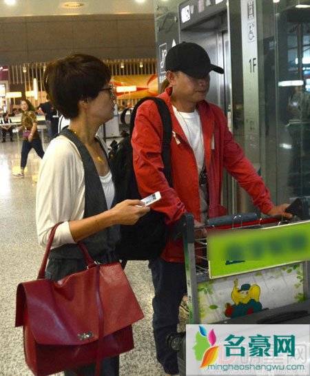 马伊琍文章机场被围观 合体现身捂脸离开