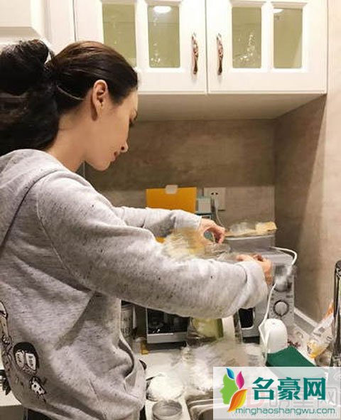 自姚笛微博晒煲汤照后 邓紫棋佟大为纷纷下厨秒杀