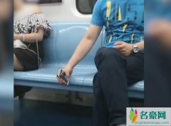 地铁偷拍女乘客 西安猥琐男偷拍裙底视频曝光网友