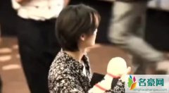 鹿晗路演被扔衣服 依然温柔的笑着摆手被赞脾气太