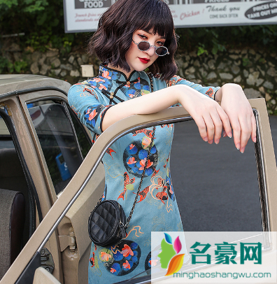 旗袍买大一点还是紧一点好看3