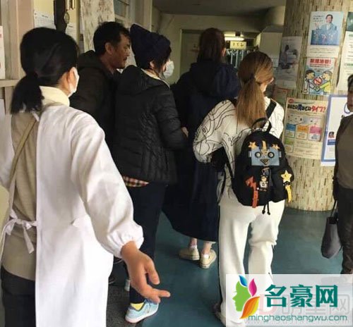 戚薇日本受伤 微博晒半张脸报平安