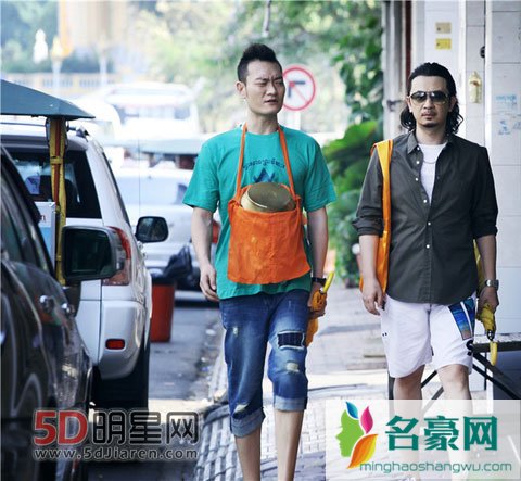 黄海波低调复出拍戏 与妻子孩子北京游玩