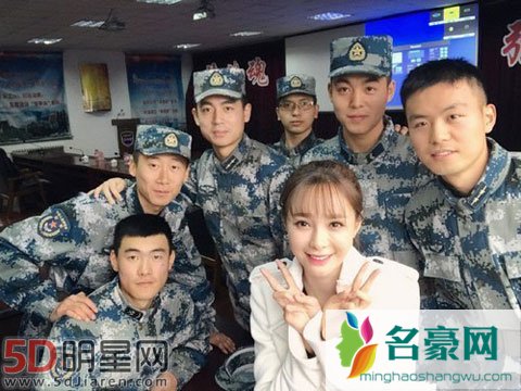 沈梦辰自告奋勇做人工呼吸 军营探访兵哥哥