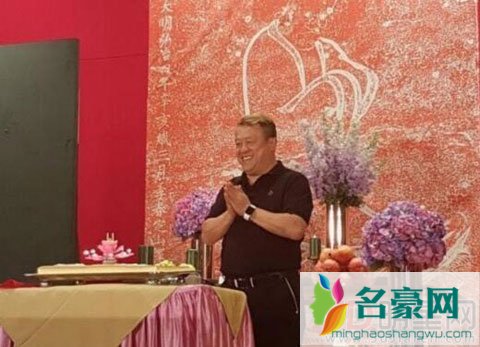 曾志伟庆生妻子罕见现身 金像奖台上说错话挨轰道歉