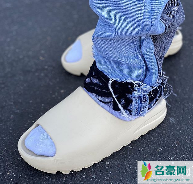 yeezy slide拖鞋测评 yeezy slide可以沾水洗澡吗