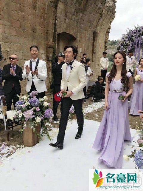 张靓颖意大利大婚 伴娘刘亦菲超抢镜