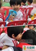 陆毅微博晒小女儿小叶子照 小叶子贝儿长相神似双
