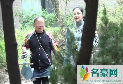 张馨予豪放不羁爆粗口 张馨予助理苦笑安慰