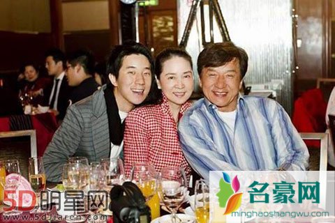 好友为成龙设宴庆祝得小金人 避谈吴绮莉母女