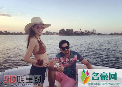 昆凌下腰拍照 身材纤细不像孕妇