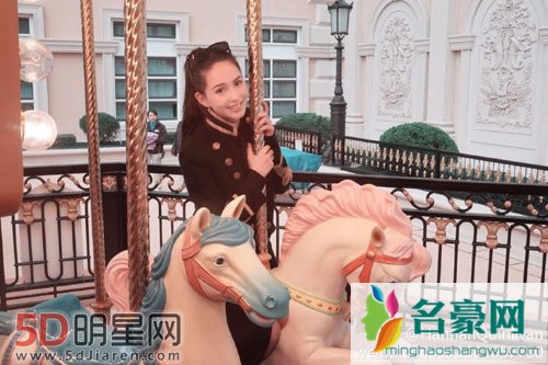 昆凌下腰拍照 身材纤细不像孕妇