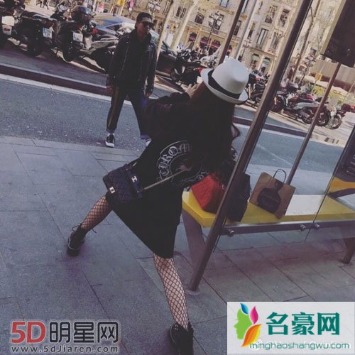 昆凌下腰拍照 身材纤细不像孕妇