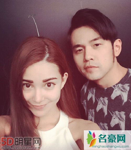 周杰伦为孕妻昆凌揉肩 秀的一手好恩爱