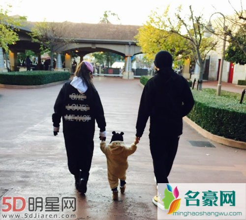 周杰伦为孕妻昆凌揉肩 秀的一手好恩爱