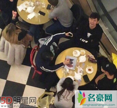 周杰伦为孕妻昆凌揉肩 秀的一手好恩爱