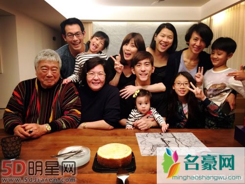 修杰楷生日晒照 贾静雯送盆栽寓意深