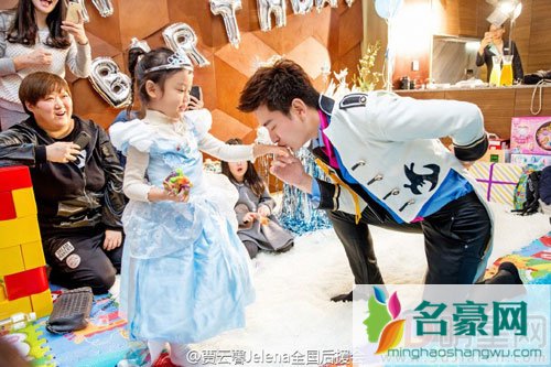 甜馨化身冰雪公主 贾乃亮李小璐庆女儿四岁生日