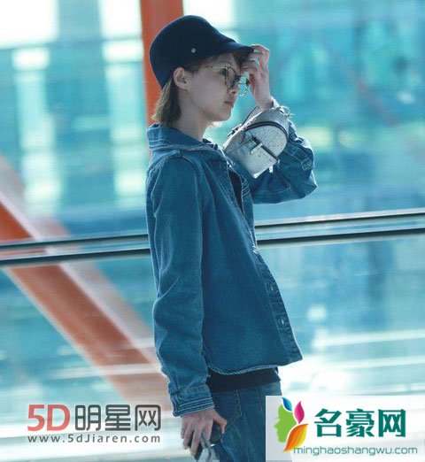 郑爽机场被拍到 大方微笑打招呼