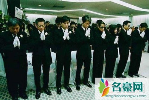 梅艳芳出殡抬棺的人 梅艳芳葬礼八男抬棺仪式现场