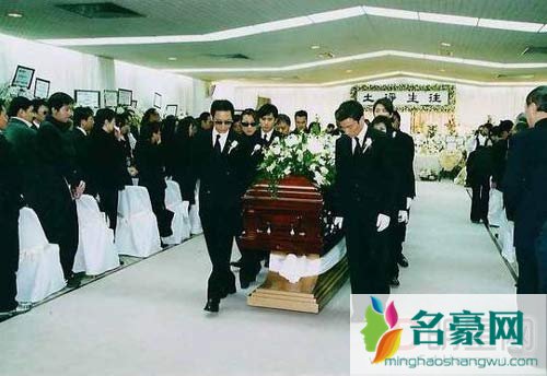 梅艳芳出殡抬棺的人 梅艳芳葬礼八男抬棺仪式现场