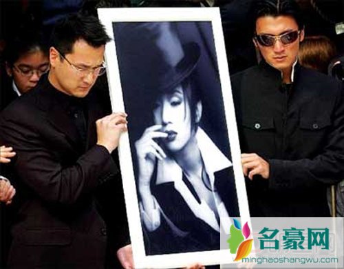 梅艳芳出殡抬棺的人 梅艳芳葬礼八男抬棺仪式现场