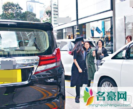 Angelababy香港闲逛 孕肚凸显四肢纤细