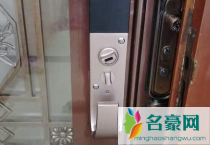 防盗门把手松动怎么调紧2