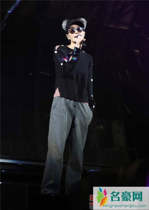 王菲今晚演唱会开场 谢霆锋笑谈门票已经卖完