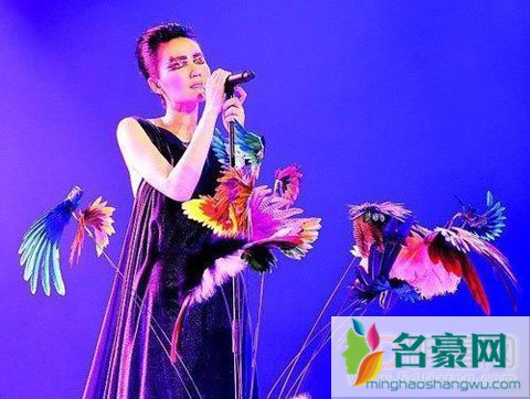 谢霆锋机场心情大好与粉丝合照 自己不会去王菲演唱会门票已卖光
