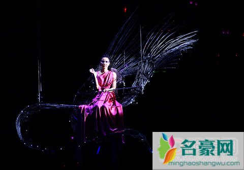 谢霆锋机场心情大好与粉丝合照 自己不会去王菲演唱会门票已卖光