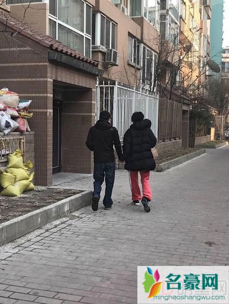 谢霆锋现身机场心情好 回应王菲演唱会自己不出现