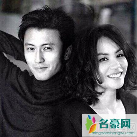 谢霆锋现身机场心情好 回应王菲演唱会自己不出现