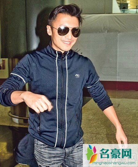 谢霆锋现身机场心情好 回应王菲演唱会自己不出现