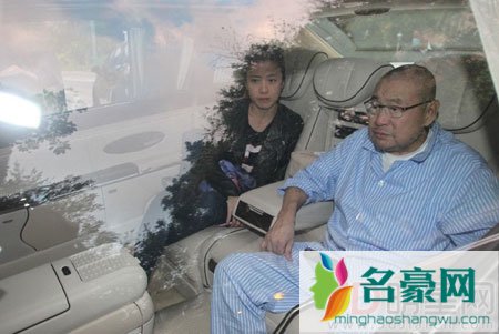 甘比成刘太自称好开心 婚后陪同老公驾车出行