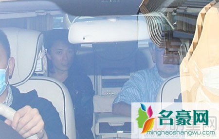 甘比成刘太自称好开心 婚后陪同老公驾车出行