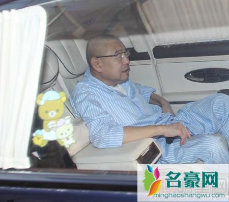 甘比成刘太自称好开心 婚后陪同老公驾车出行