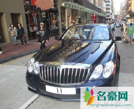 甘比成刘太自称好开心 婚后陪同老公驾车出行