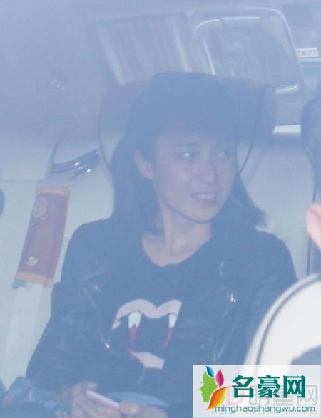 甘比成刘太自称好开心 婚后陪同老公驾车出行