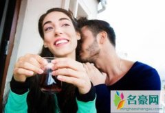 男生亲你脖子是什么意思，亲脖子就代表是真爱吗