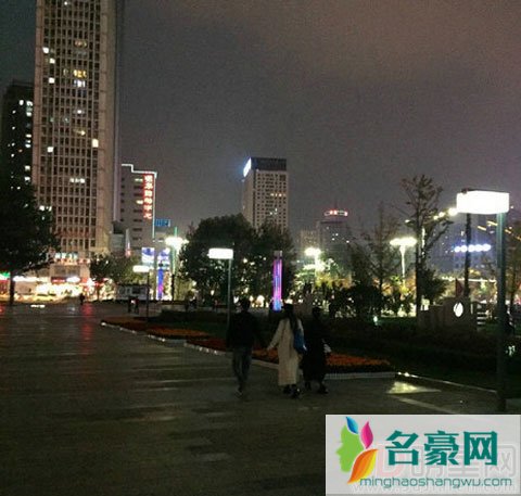 李晨范冰冰甜蜜现身烟台 疑似好事将近回家领证