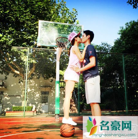 张嘉倪晒宝宝手部照片 现实版紫菱美国当妈