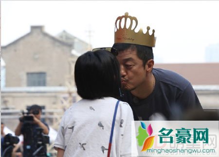 李嫣变身贴心小棉袄 为李亚鹏庆生专程赶赴西安