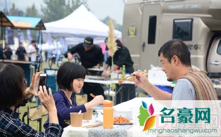 李嫣变身贴心小棉袄 为李亚鹏庆生专程赶赴西安