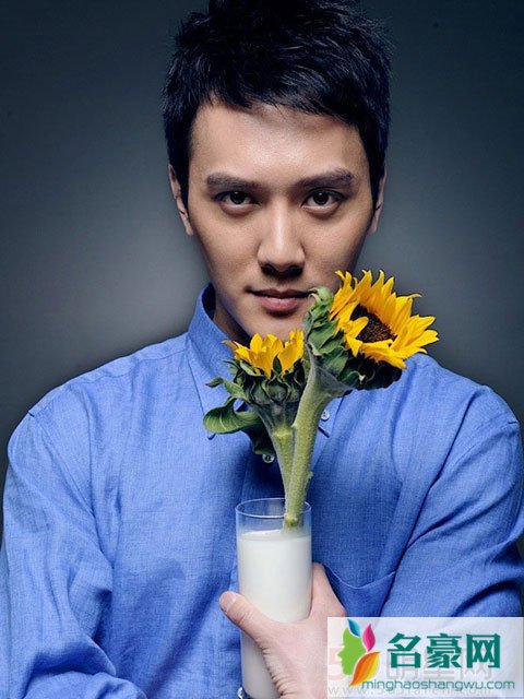 冯绍峰女扮男装 深V露背太辣眼睛