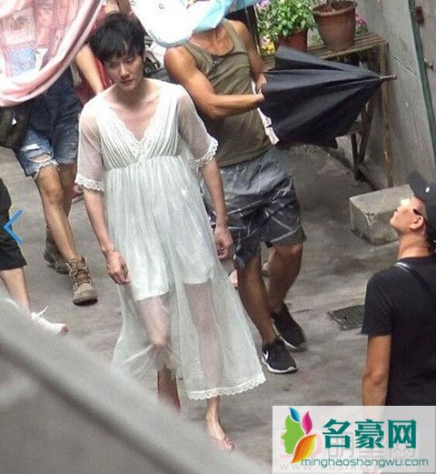 冯绍峰女扮男装 深V露背太辣眼睛