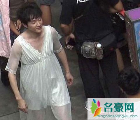 冯绍峰女扮男装 深V露背太辣眼睛