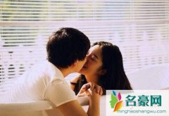 怎么让男友主动吻我小诀窍，怎么让害羞男友主动和