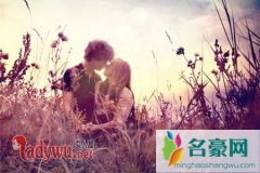 如何让异性主动追你，如何让自己在异性面前更有魅